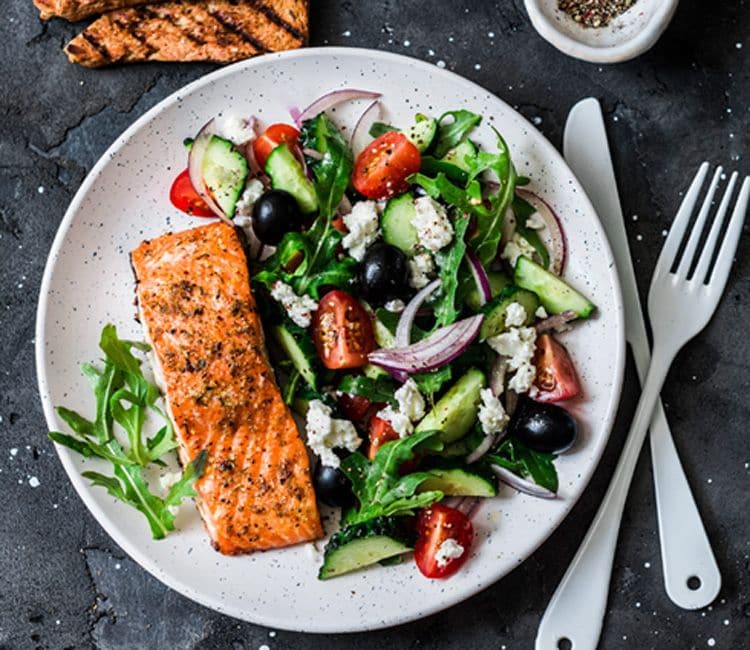 lomo-salmon-ensalada-mediterranea