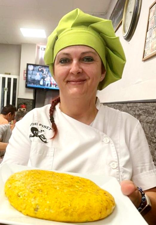 La cocinera Dana Rotaru, del restaurante alicantino Nou Pinet, muestra su tortilla de patatas con tocino y cebolleta.