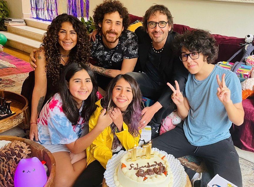 Memo del Bosque con sus hijos; Luca, Coral y Luna. Al centro también aparece Sean, primogénito de Vica Andrade
