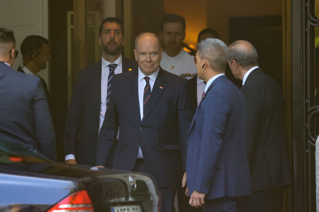 Alberto de Mónaco, saliendo del hotel en el que está alojado rumbo a su encuentro con Felipe VI