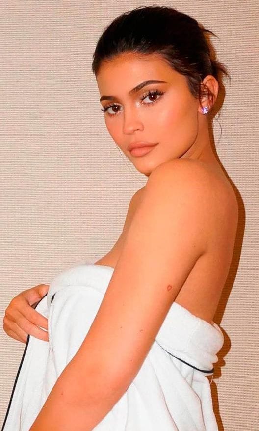 Kylie Jenner con con toallas de baño