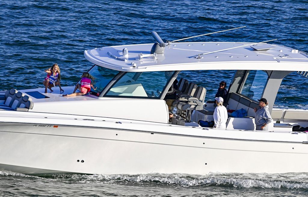 Enrique Iglesias y Anna Kournikova disfrutaron del paseo junto a los padres de ella.