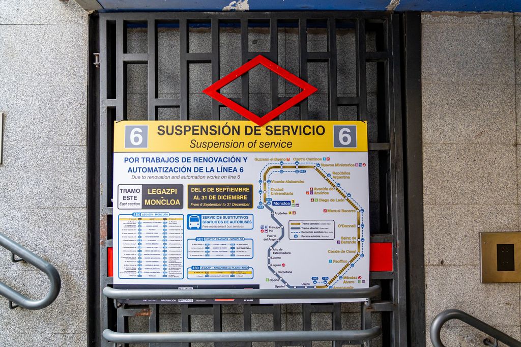 Cartel de renovación de la línea 6 de Madrid