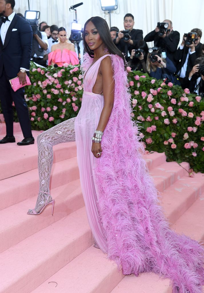 Naomi Campbell en la Met Gala del 2019 en un imponente vestido rosa