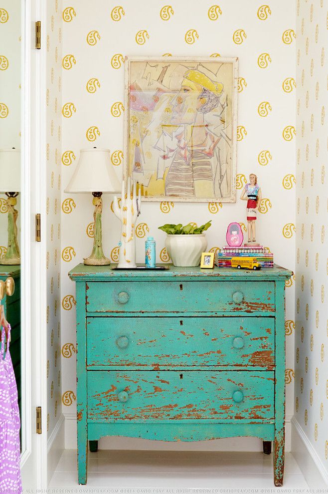 Cómoda de madera decapada en verde