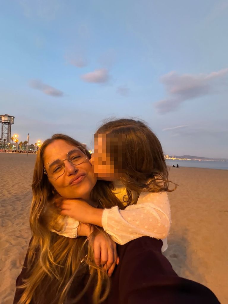 Martina Klein con su hija Erika, de 9 años