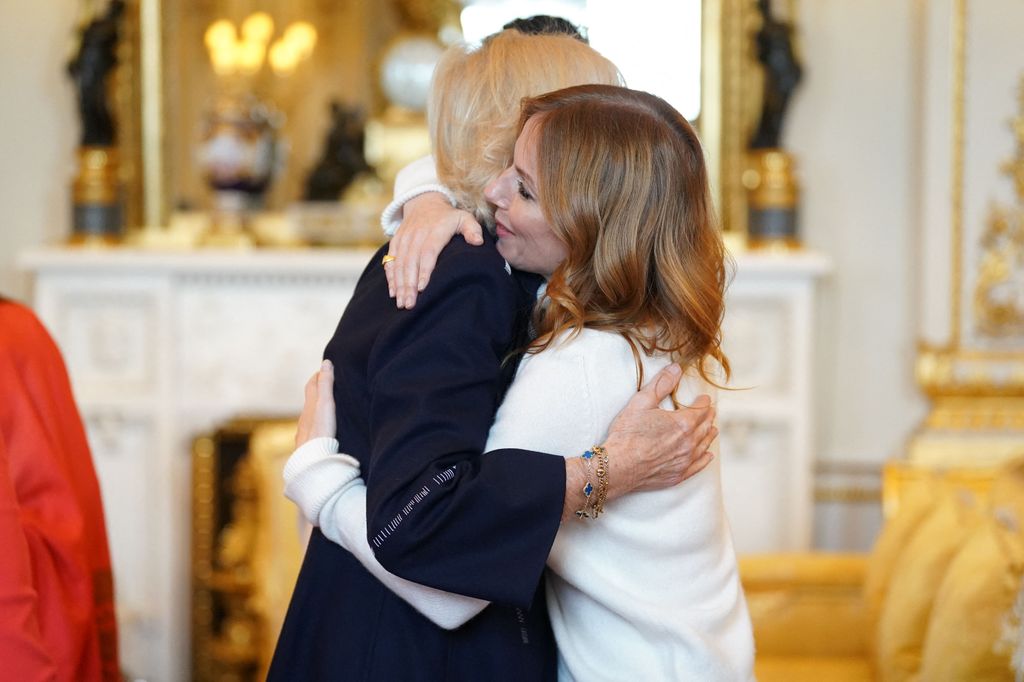 La reina Camilla abraza a Geri Halliwell en un acto oficial en 2022
