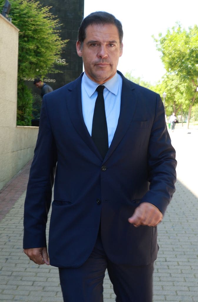 Luis Alfonso de Borbón, despidiéndose del Duque de Sevilla