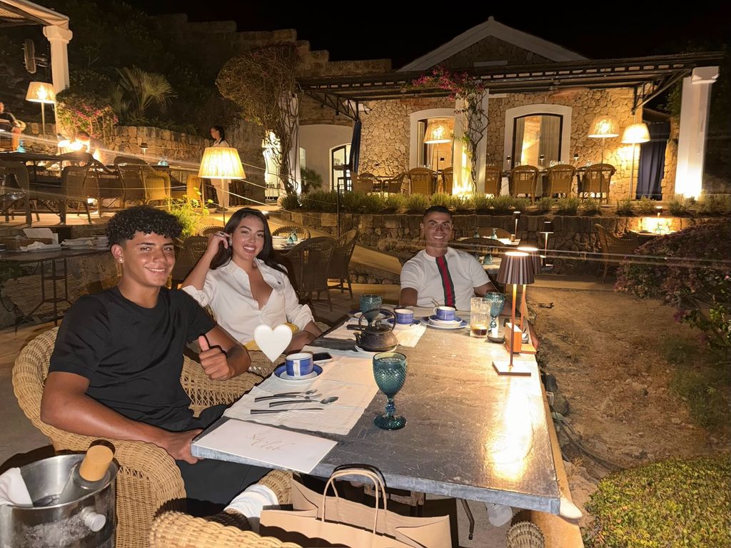 Cristiano y Georgina tras disfrutar de una cena con su hijo mayor, Cristiano Jr.