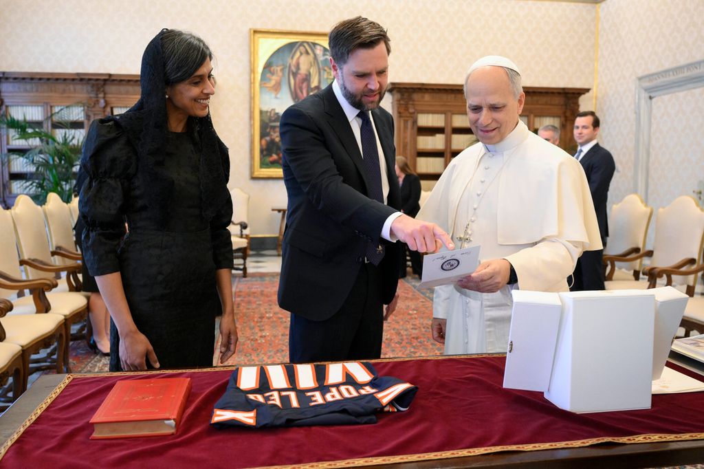Vance le entregó a León XIV algunos regalos, así como una carta en la que Trump lo invitaba a visitar la Casa Blanca. 