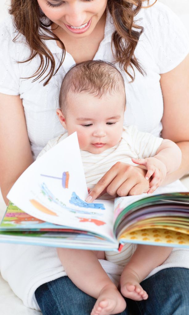 Mamá contando un cuento
