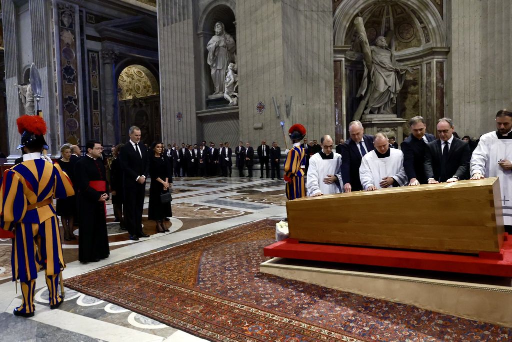 El rey Felipe VI y la reina Letizia en el funeral del papa Francisco 