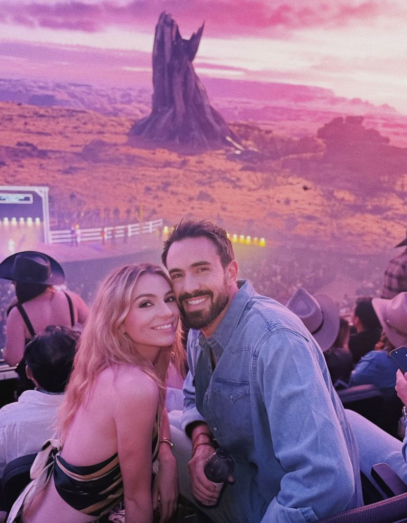 Sofía Castro con su esposo en 'The Esphere' en Las Vegas. 