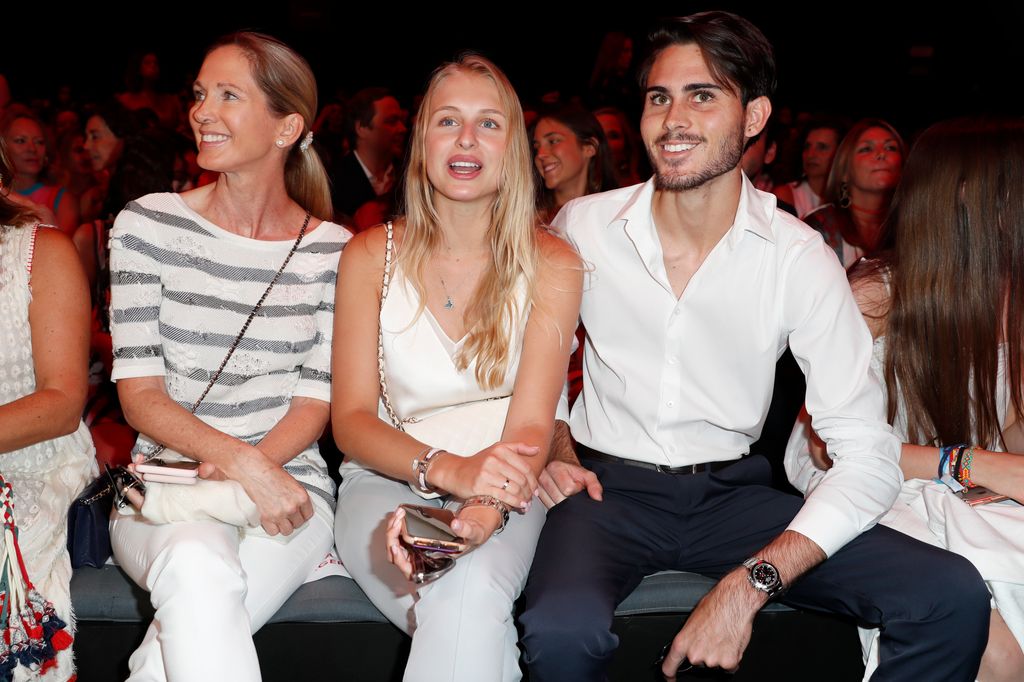 Miranda Rijnsburger y Miguel Alejandro Iglesias con Danielle Obolevitch en el front row de Agatha Ruiz de la Prada, en 2019