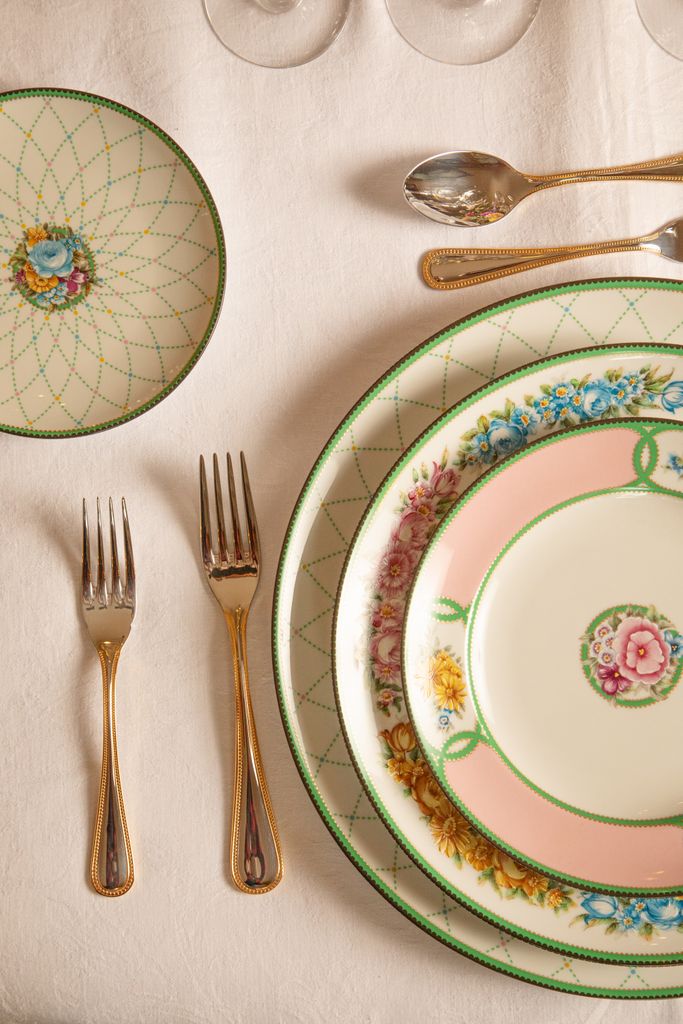 Mesa puesta con platos de porcelana decorados