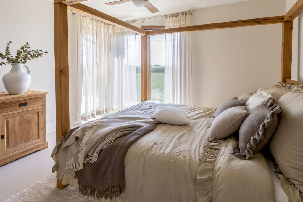 Dormitorio con dosel de madera