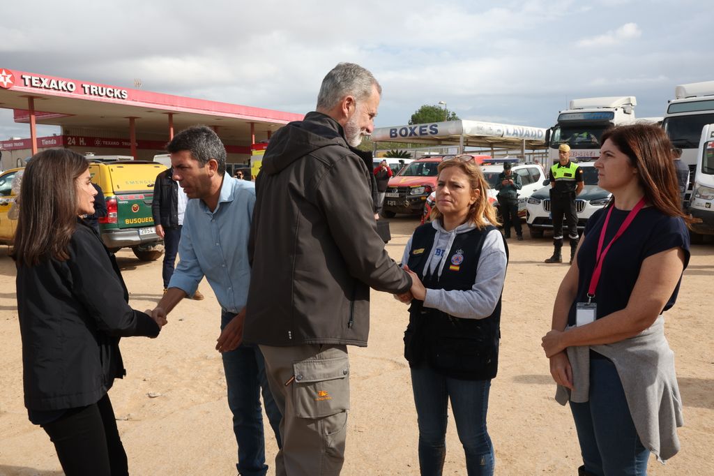 Los reyes hablando con responsables de protección civil de la DANA en las zonas afectadas