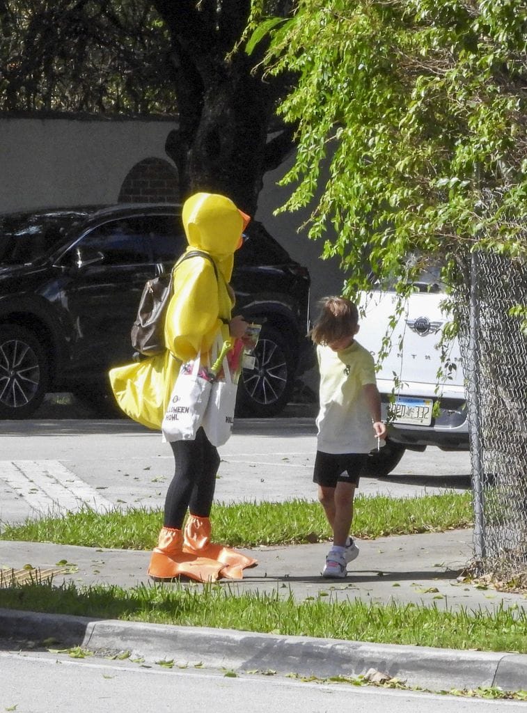 Anna Kournikova con su hijo Nicholas, de 7 años, en su pre festejo de Halloween.