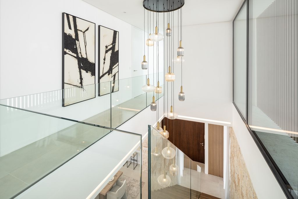 Escalera de acceso a la zona de noche de Villa Alba, una lujosa casa en Marbella (Málaga)