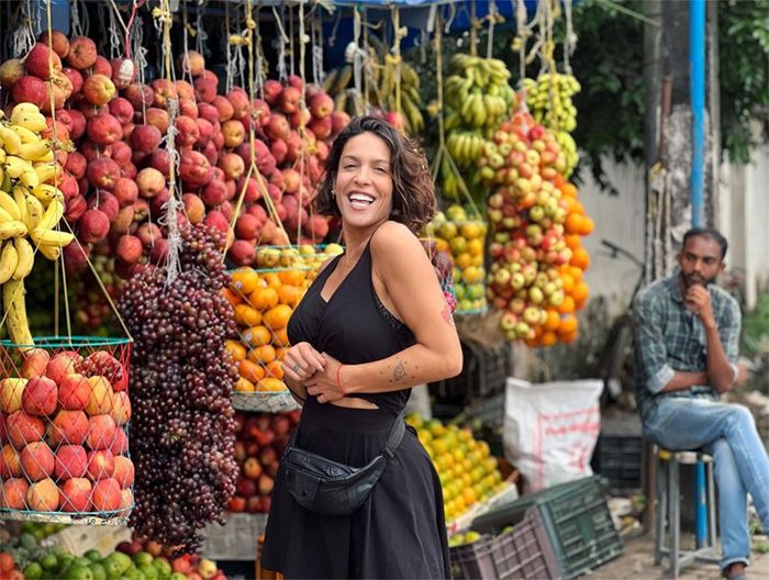 Lorena Castell recorre la India con su novio, el actor Rubén Bernal