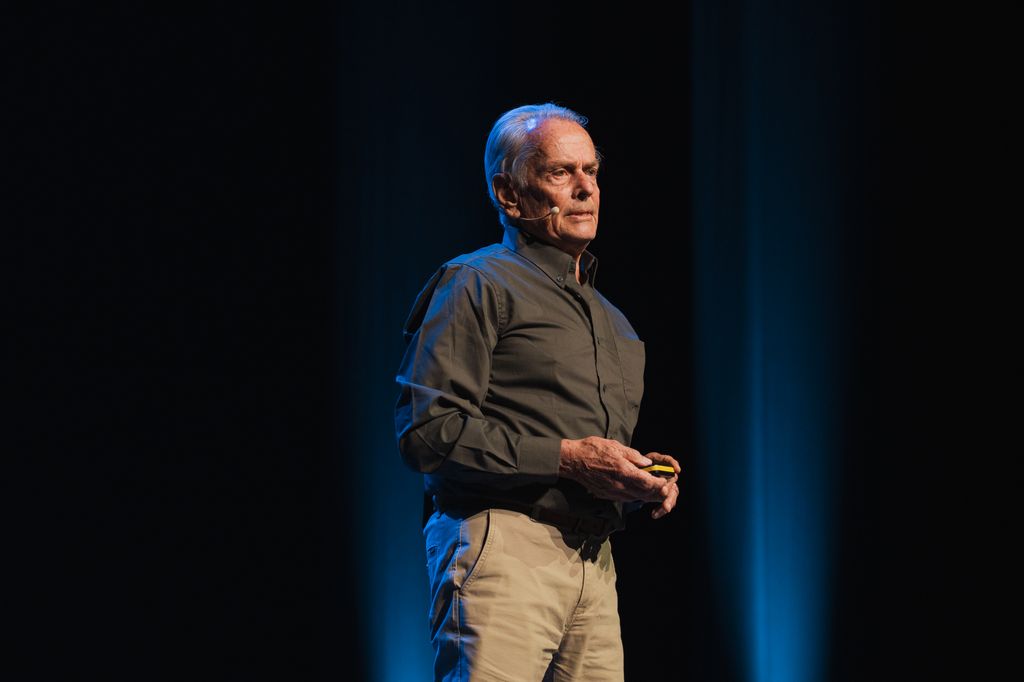 Eduardo Strauch dando una conferencia 