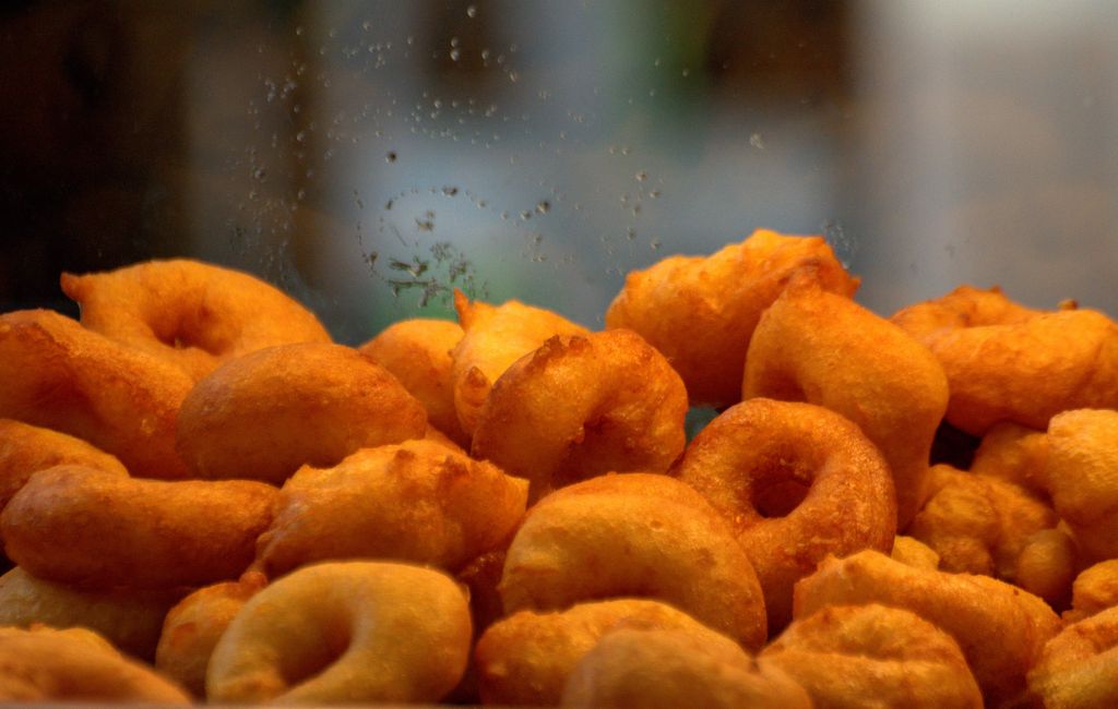 Los buñuelos de calabaza con chocolate caliente son uno de los dulces más tradicionales de las Fallas y se venden en numerosos puestos repartidos por toda Valencia.