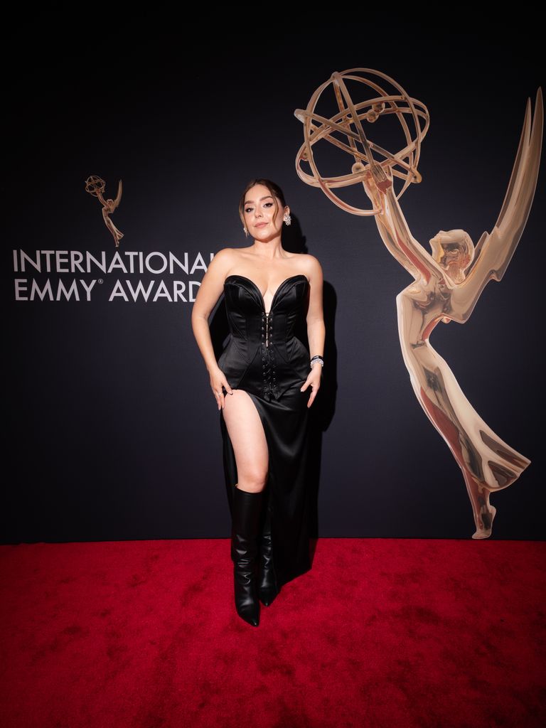 Diana Bovio en un elegante vestido negro con escote corazón de Daniel Pérez.