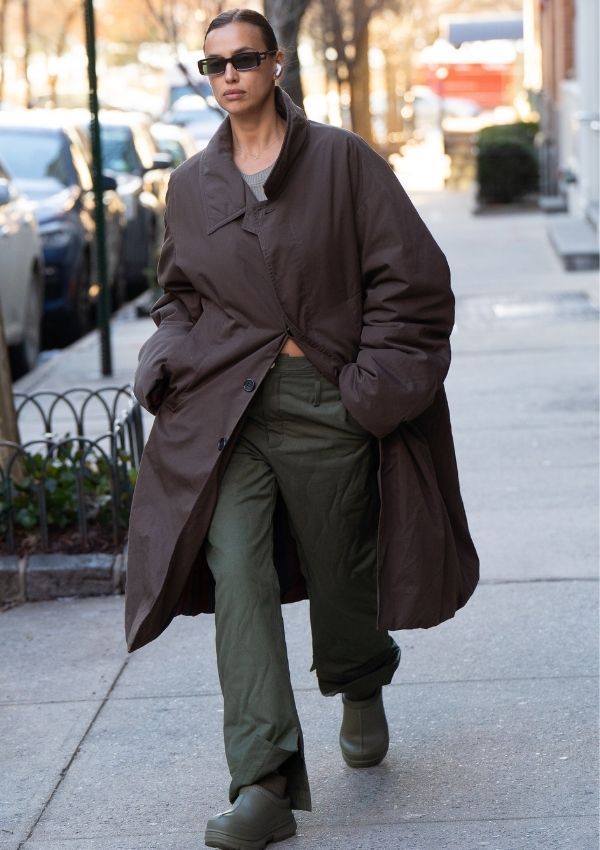 Irina Shayk caminando por las calles de Nueva York con unos botines tipo Crocs