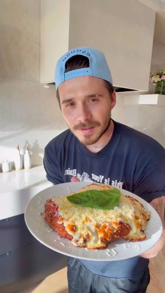 El joven empezó a promover su faceta culinaria en 2021, en plena pandemia, y desde entonces no ha cesado de compartir sus recetas y tips de cocina. 