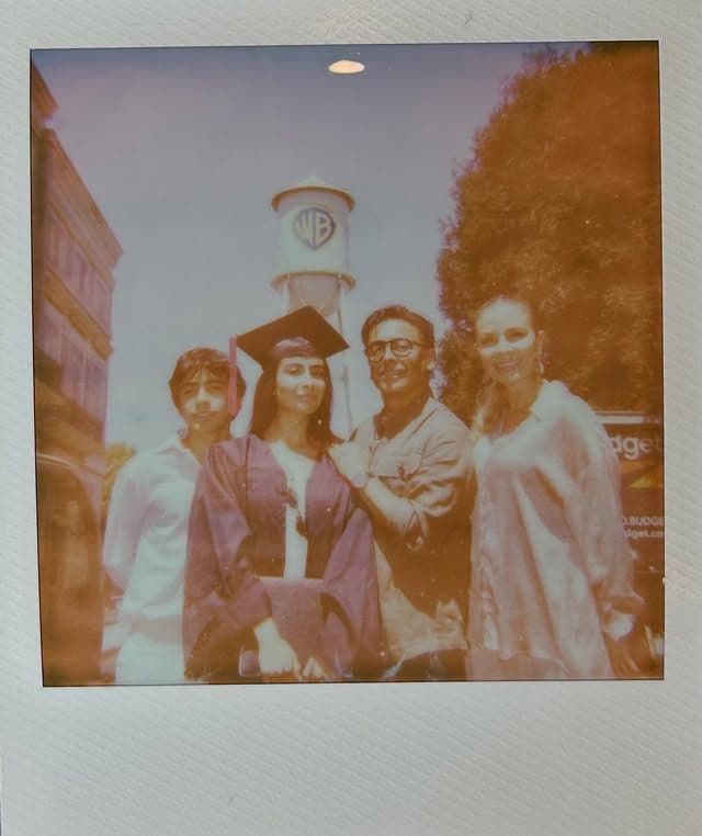 Paola Ramones se graduó hace unas semanas y su familia estuvo ahí para acompañarla