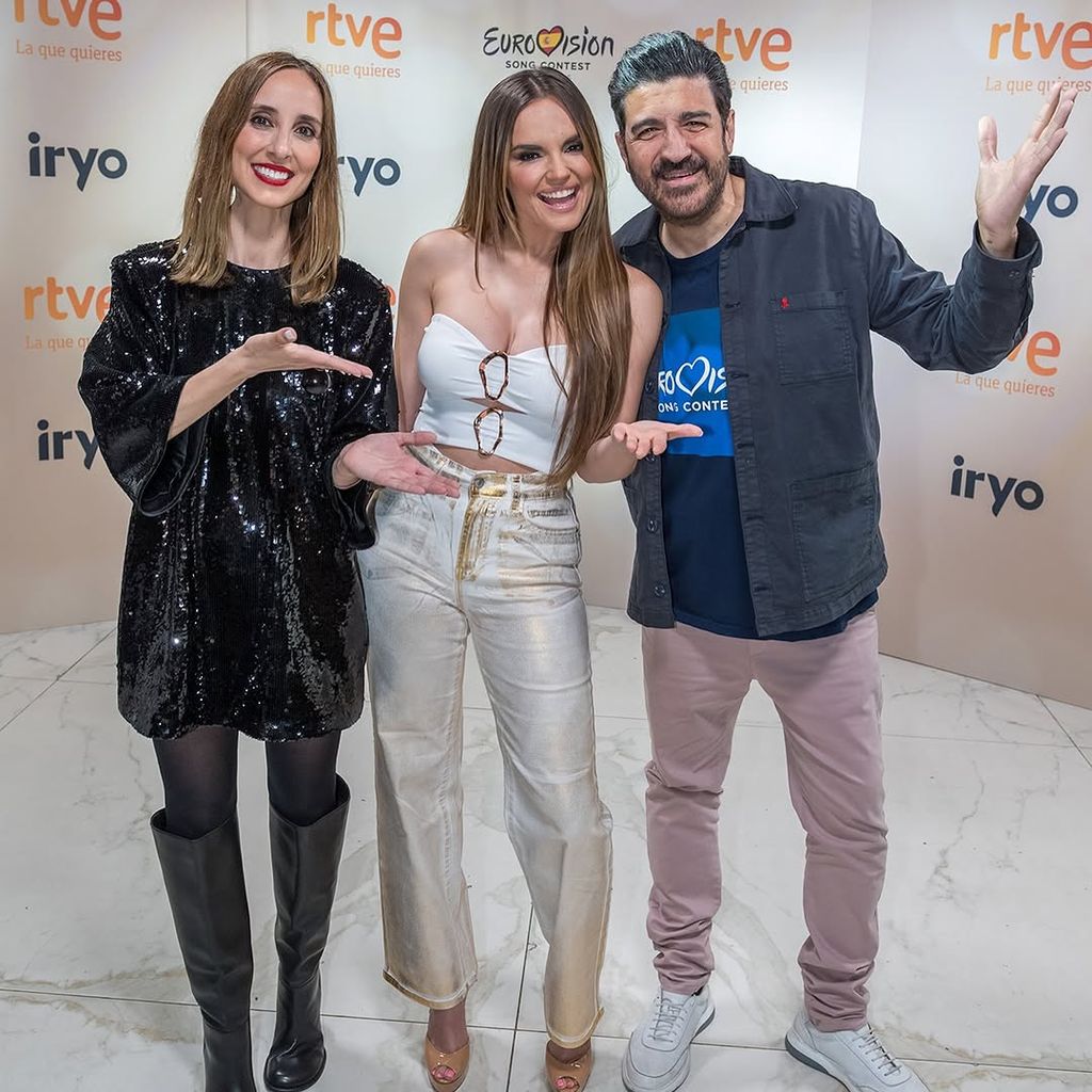 La locutora con Tony Aguilar y la representante de España en 2025 Melody