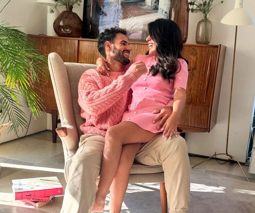 Asraf Beno abraza a Isa Pantoja, ambos vestidos de rosa