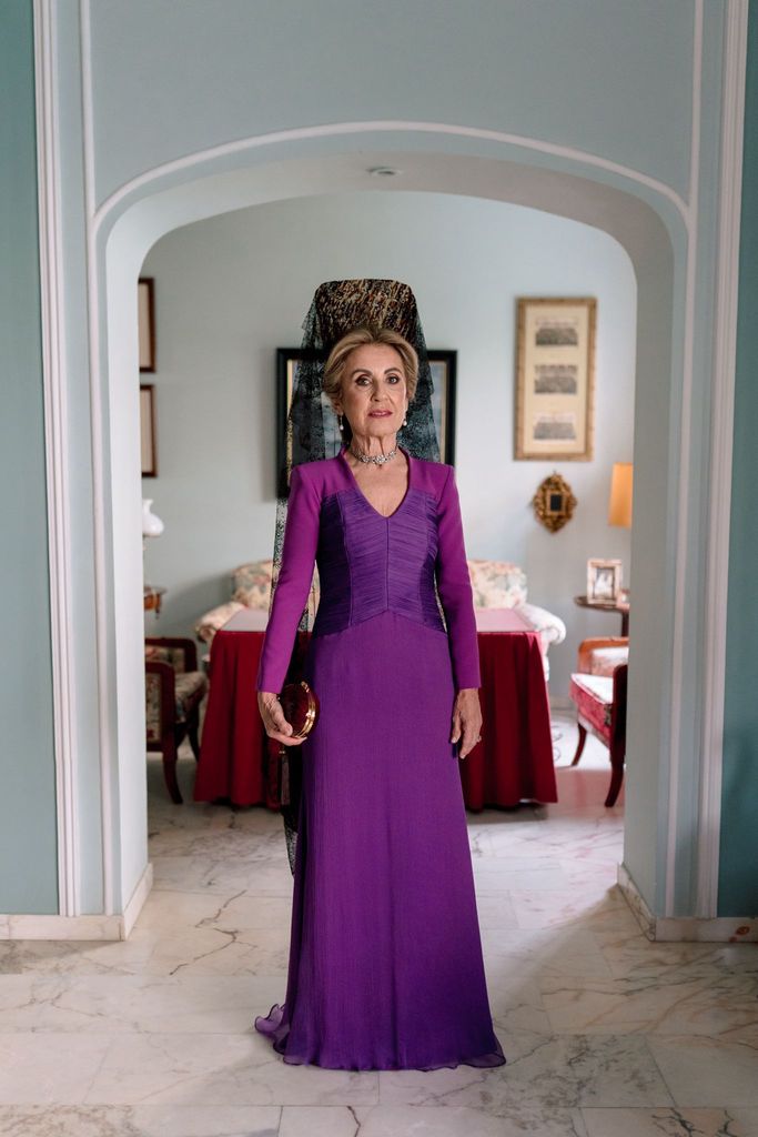 Madrina de boda con look morado de Nicolás Montenegro