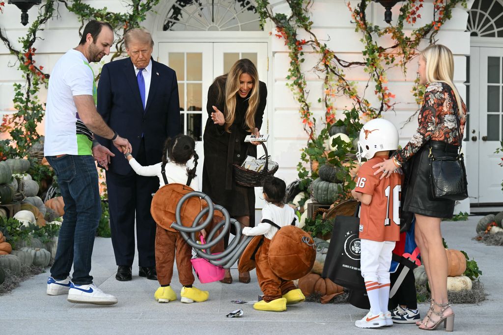 El presidente Donald Trump y la primera dama Melania Trump en la tradicional celebración de Halloween en la Casa Blanca. 