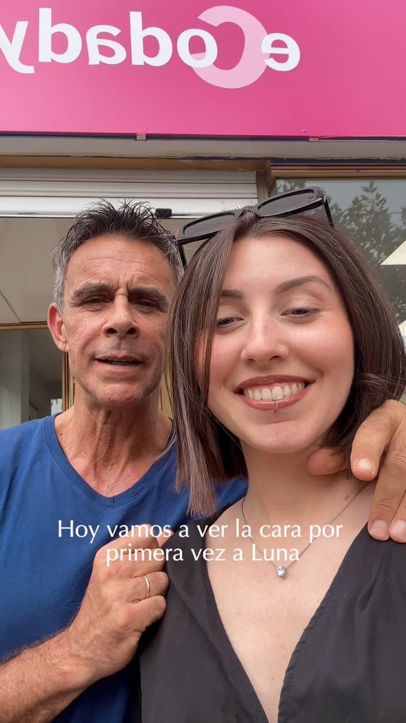 Alonso Caparrós acompañando a su hija Claudia a una ecografía