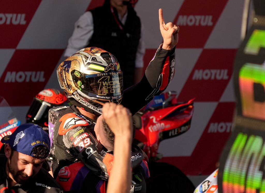 Primer plano de Jorge Martín celebrando su victoria en una carrera