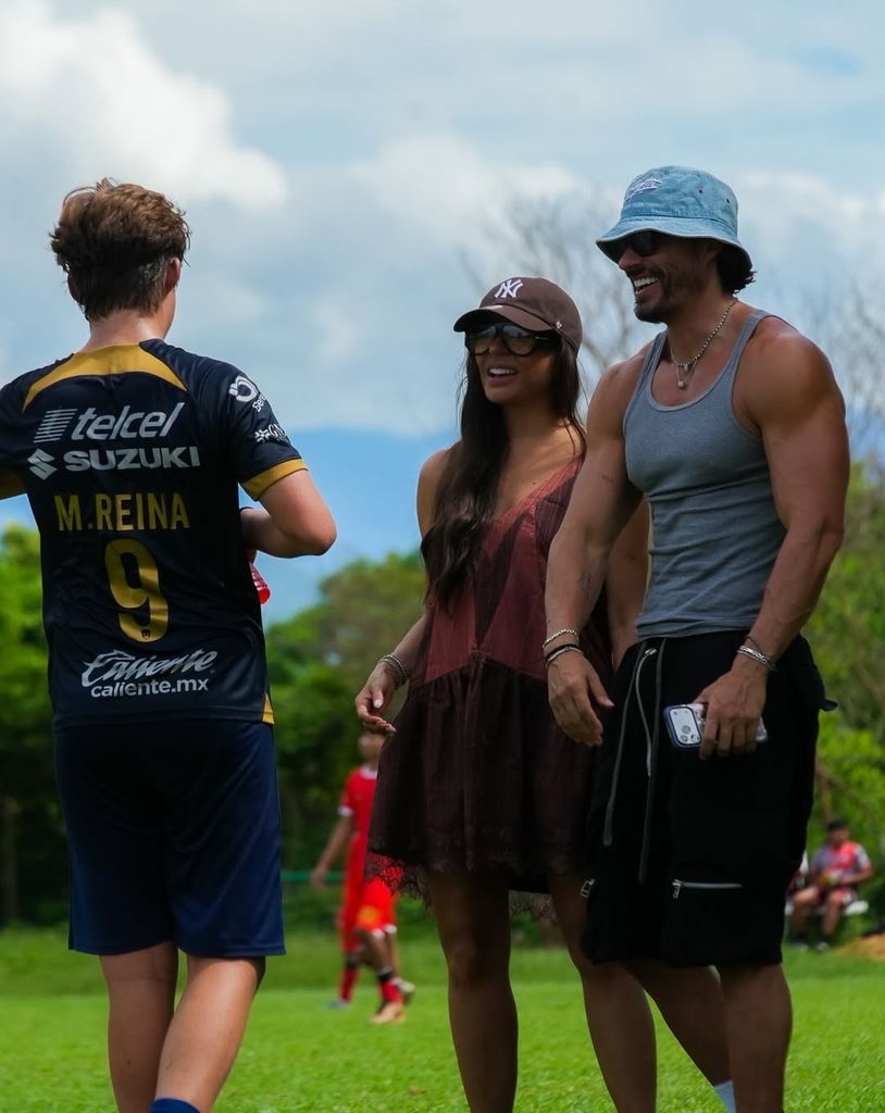 Galilea Montijo con su hijo Mateo y su pareja Isaac Moreno en Acapulco.
