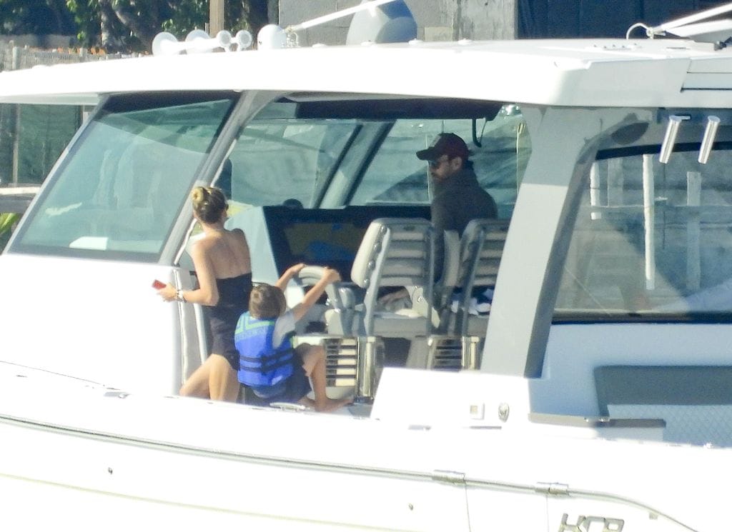 Enrique Iglesias, Anna Kournikova y sus hijos de un en bote por Miami