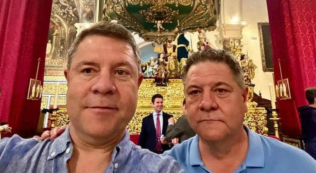Emiliano García-Page junto a su hermano gemelo, Javier García-Page