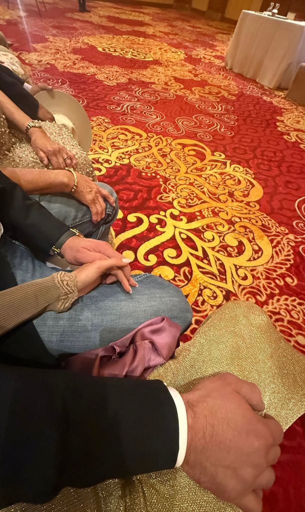 Bella también subió esta imagen con su novio y su familia política.