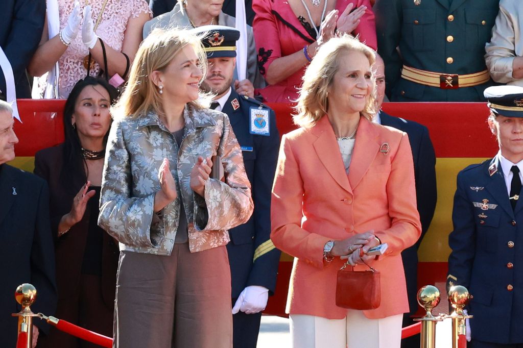 Las infantas Elena y Cristina en el izado de la bandera en Torrejón de Ardoz