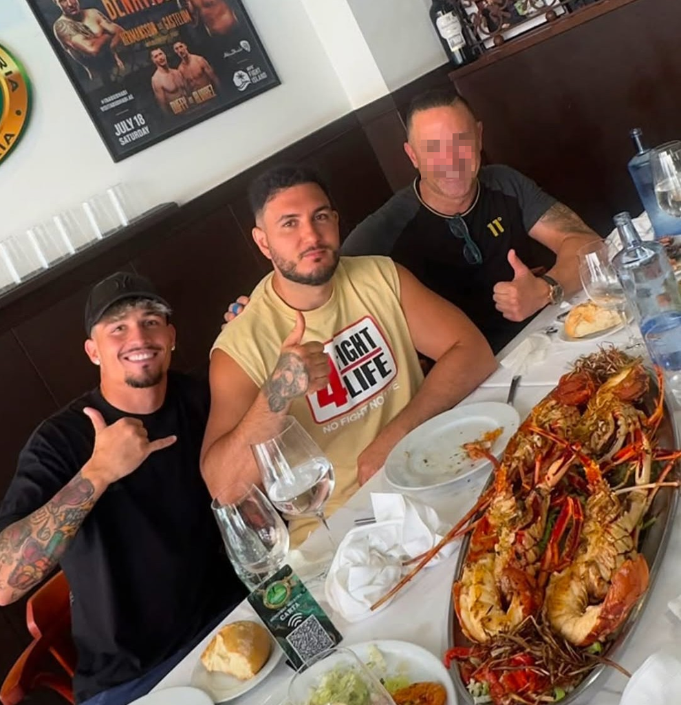 Omar Montes en la comida junto a su amigo el boxeador Antonio Barrul