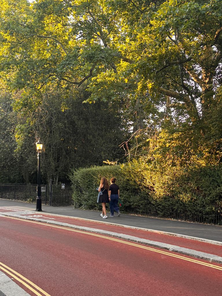 Lucero y su hija, disfrutando del atardecer en Europa.