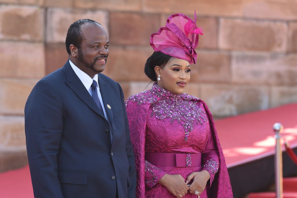 El rey Mswati III y la reina en la toma de posesión presidencial en los Union Buildings el 19 de junio de 2024 en Pretoria, Sudáfrica