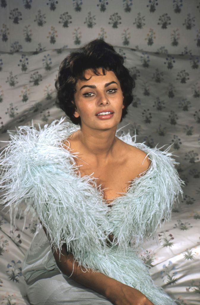Sofía Loren con un vestido azul de plumas, en los años 60. 