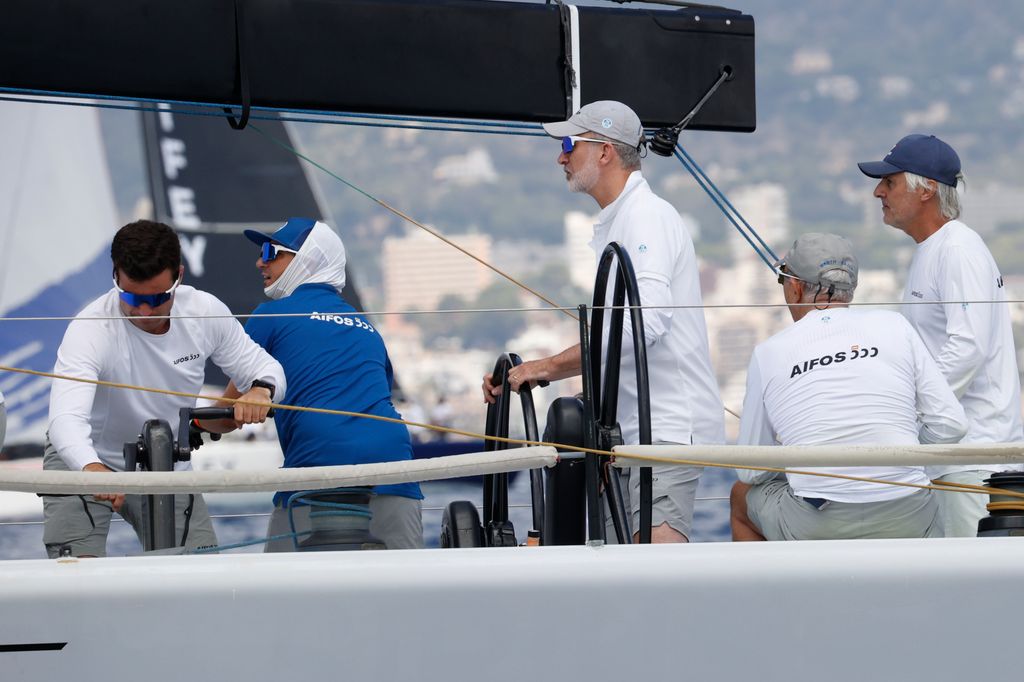El rey Felipe VI muestra su destreza en el barco Aifos