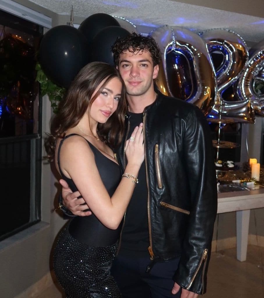 Christopher Levy celebró el inicio del 2026 junto a su novia Lily Barnett.