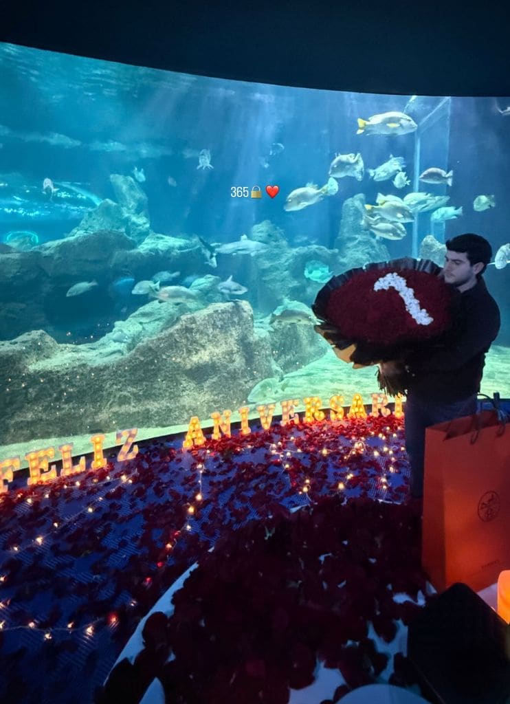 Jaziel sorprendió a Emily Álvarez con una enorme ramo de rosas