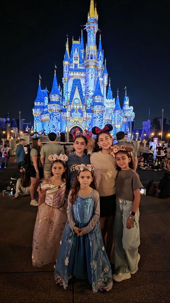 Para esta ocasión tan especial, Jacky Bracamontes y Martín Fuentes consintieron a las más pequeñas de su hogar en Walt Disney World