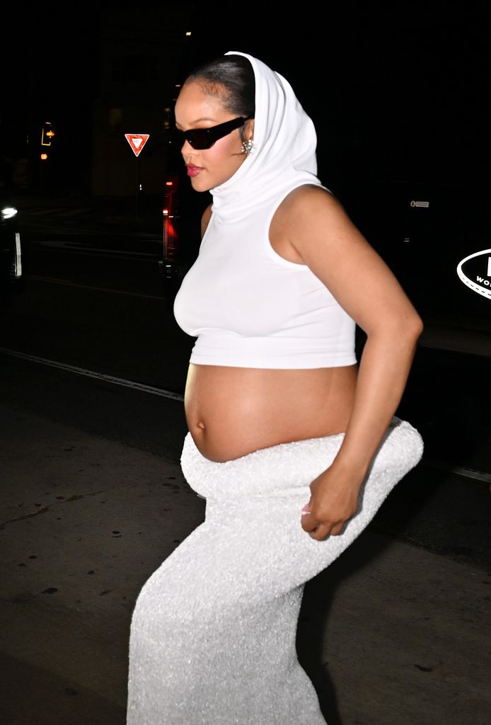 Rihanna complementa su look con gafas oscuras que refuerzan el aire futurista del atuendo. 